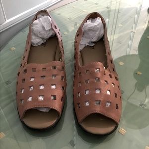 Valley Lane Shoes, Size 7M Brown/Camel. Like new.